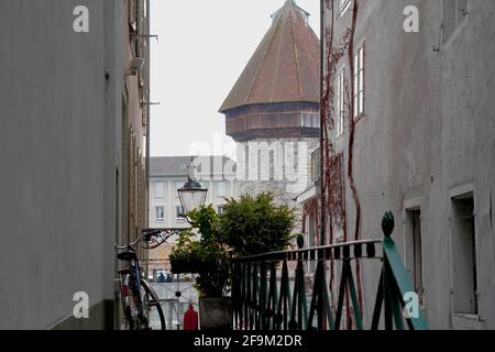 Das Fahrrad lehnte sich an der Wand am Eingang des alten Wohnhauses im historischen Zentrum von Luzern, Stadt in der Schweiz. Stockfoto