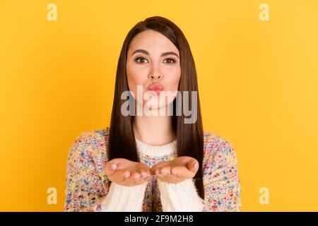 Foto von kokett charmante junge Frau senden Luftkuss Junge Palmen isoliert auf hellgelben Hintergrund leuchten Stockfoto