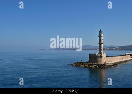 Landschaft mit Panoramablick auf den Alten Leuchtturm am venezianischen Hafen von Chania auf Kreta, Griechenland. Stockfoto