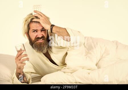 Kopfschmerz Kater. Kater Heilmittel. Kater-Konzept. Mann schmerzhaft Leiden Gesicht Aufwachen am Morgen. Überschlafen kann Körper in Gefahr für den Stoffwechsel setzen Stockfoto
