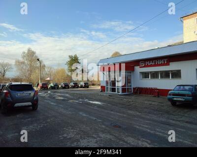 Ein Auto, das an einer Straße in der Nähe geparkt wurde MAGNIT Store Stockfoto