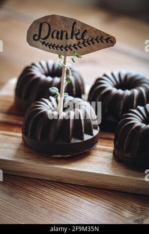 Mini-Schokoladen-Bunt-Kuchen mit deutschem Schriftzug Danke Stockfoto