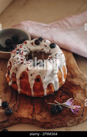 Mini-Beetkuchen mit Glasur nad Beeren auf einem gekrönt Holzbrett Stockfoto