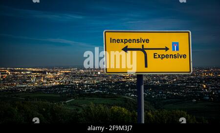 Straßenschild Richtung Weg, Billig gegen Teuer Stockfoto