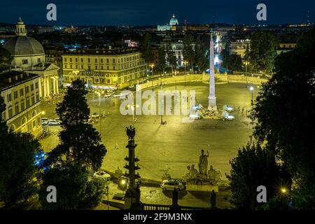 Rom, Italien; 21. Juli 2018: Nachtansicht der Piazza del Popolo vom Berg Pincio Stockfoto