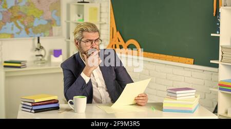 College High School. Die Abschlussprüfung kann mündlich schriftlich oder praktisch erfolgen. Lehrer erklärt Theorie. Vorbereitung auf den Test. Der Lehrer bärtige Mann Tafel Stockfoto