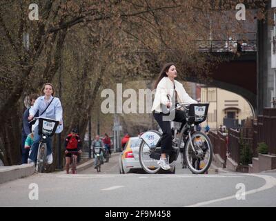 Moskau, Russland. April 2021. Mädchen fahren in Moskau auf gemieteten Fahrrädern. Es gibt viele Fahrradverleihstandorte in Moskau. Kredit: SOPA Images Limited/Alamy Live Nachrichten Stockfoto