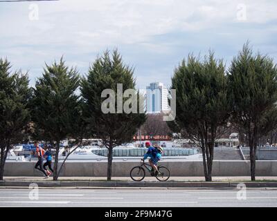 Moskau, Russland. April 2021. Bürger gesehen Sport auf den Böschungen von Moskau im Hintergrund der großen Vergnügungsboote engagiert. Kredit: SOPA Images Limited/Alamy Live Nachrichten Stockfoto