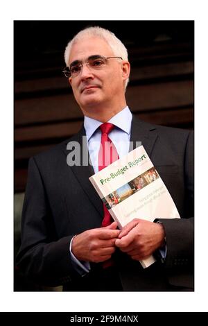 Der Schatzkanzler Alistair Darling verlässt die Schatzkammer Für das Parlament wird erwartet, dass sie Steuersenkungsmaßnahmen ankündigt Wann liefert seine Pre-Budget an das Parlament später heute.Foto von David Sandison The Independent Stockfoto