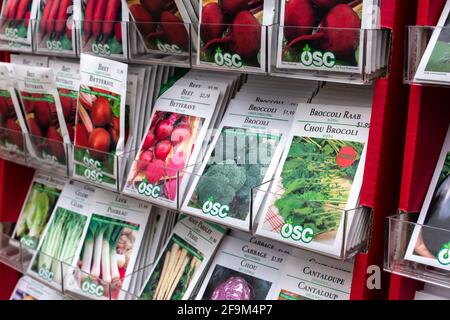 London, Ontario, Kanada - 7 2021. März: Weiße Päckchen Brokkoli, Rüben und Cantaloupe-Samen der Marke OSC Reihen sich auf einem Regal im Parkway Garden Centre an. Stockfoto