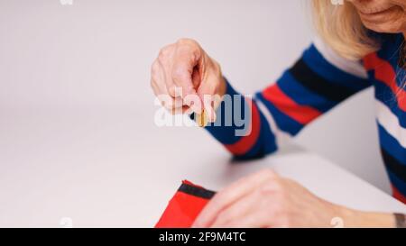 Nahaufnahme von faltigen Händen einer älteren Frau, die Geld zählt. Hochwertige Fotos Stockfoto
