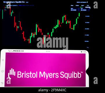 In dieser Abbildung ist ein Logo der Bristol-Myers Squibb Company auf einem Smartphone mit den Börseninformationen der Bristol-Myers Squibb Company im Hintergrund zu sehen. Stockfoto