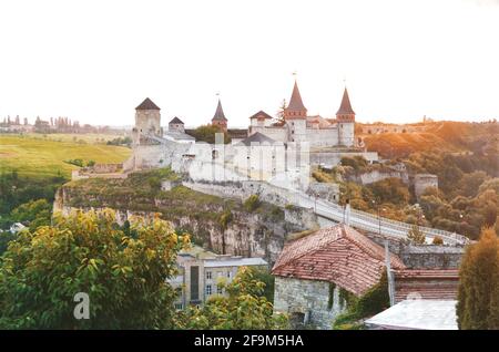 Altes Schloss in Kamianets-Podilskyi im Sonnenlicht, Ukraine Stockfoto