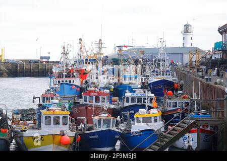 Fischerboote liegen in Scarborough Harbour, North Yorkshire, Großbritannien Stockfoto