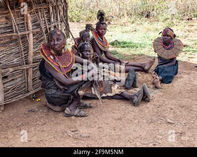 Einheimische Frauen in traditionellem Gewand, posieren im Dorf. Die Pokot-Leute (auch Pökoot genannt) leben im West-Pokot County und im Baringo County in Kenia Stockfoto