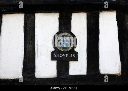 Detail des Sussex-Wappens auf Shovels, einem historischen Fachwerkhaus in der All Saints Street in der Altstadt von Hastings, East Sussex, England Stockfoto