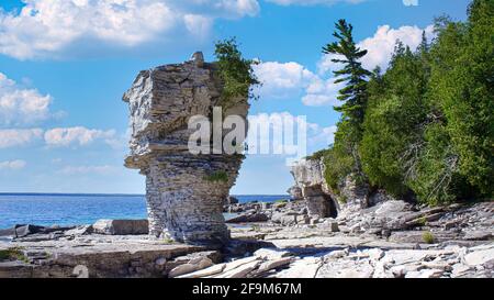 Der malerische Five National Marine Park und die berühmte Flowerpot Island sind von Tobermory aus mit dem Touristenbot erreichbar. Stockfoto