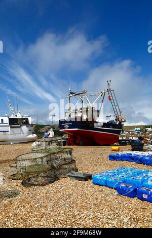 Fischerboot- und Krabbenfallen am Kiesstrand Stade, Hastings, East Sussex, England, Großbritannien Stockfoto