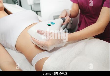 Attraktive Frau in weißem Bikini immer Cool Sculpting Verfahren für Körper Schlankheitskur. Kryolipolyse und Körperkonturen Behandlung, Anti-Cellulite Stockfoto