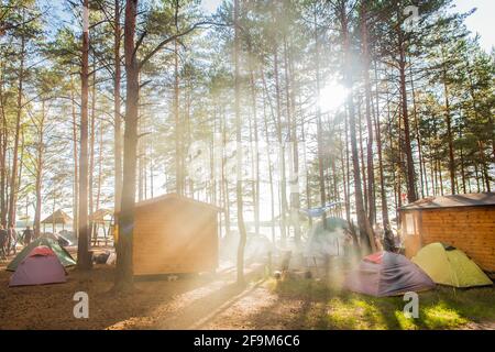 Weißrussland, Minsk Region - 29. Juni 2019: Campen im Wald im Freien, Reisen und Urlaub in Zelten, Camping-Lifestyle. Stockfoto