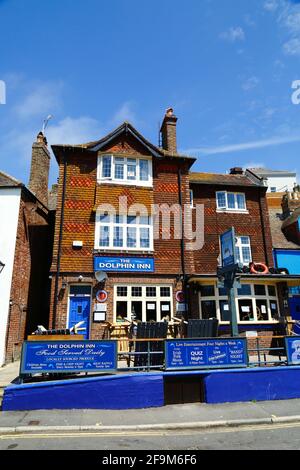 Das Dolphin Inn an der Rock-a-Nore Road in der Altstadt, Hastings, East Sussex, Großbritannien Stockfoto