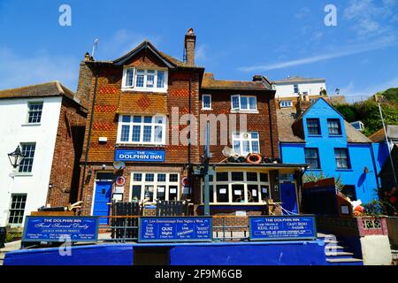 Das Dolphin Inn an der Rock-a-Nore Road in der Altstadt, Hastings, East Sussex, Großbritannien Stockfoto