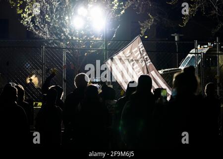 Brooklyn Center, Minnesota, USA. April 2021. Demonstranten versammelten sich am 17. April 2020 vor der Polizeibehörde des Brooklyn Center. Die Proteste vor dem Polizeidezernat des Brooklyn Centers wurden in der siebten Nacht fortgesetzt, nachdem der ehemalige Beamte Kim Porter den 20-jährigen Daunte Wright bei einer Verkehrsbehinderungen getötet hatte. Kredit: Dominick Sokotoff/ZUMA Wire/Alamy Live Nachrichten Stockfoto