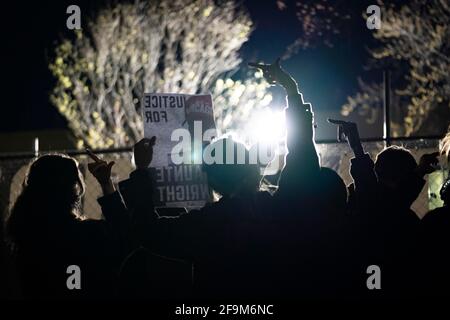 Brooklyn Center, Minnesota, USA. April 2021. Demonstranten heben am 17. April 2020 ihre Mittelfinger vor die Polizeibehörde des Brooklyn Center. Die Proteste vor dem Polizeidezernat des Brooklyn Centers wurden in der siebten Nacht fortgesetzt, nachdem der ehemalige Beamte Kim Porter den 20-jährigen Daunte Wright bei einer Verkehrsbehinderungen getötet hatte. Kredit: Dominick Sokotoff/ZUMA Wire/Alamy Live Nachrichten Stockfoto