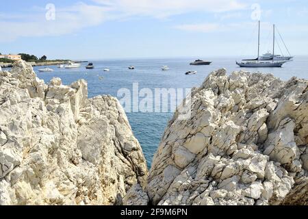 Mai 2011. Paparazzi, Fotografen auf den Felsen beim Hotel du Cap Eden Roc, Antibes, Frankreich Stockfoto