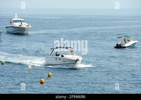 Mai 2011. Paparazzi, Fotografen auf den Booten beim Hotel du Cap Eden Roc, Antibes, Frankreich Stockfoto