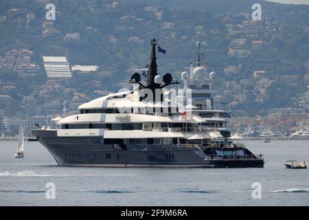 Mai 2011. Paparazzi, Fotografen auf den Felsen beim Hotel du Cap Eden Roc, Antibes, Frankreich Stockfoto