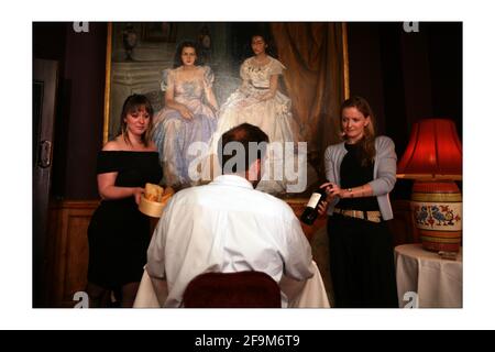 Anna Magnowska und Laura Quick betreuen einen Kunden im Zwei Brydges in LondonFoto von David Sandison The Independent Stockfoto