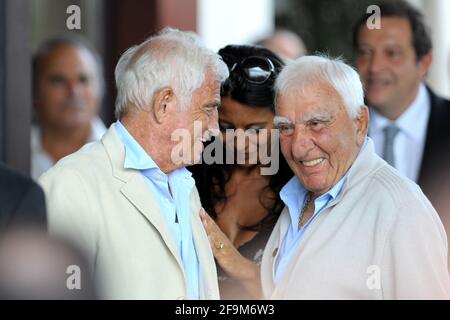 Cannes, Frankreich. 19. Mai 2011 Jean-Paul Belmondo vor dem Hotel Martinez Stockfoto