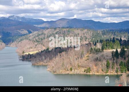 Panoramablick auf Lokvarsko See, schöne Berglandschaft, Lokve, Gorski kotar, Kroatien Stockfoto