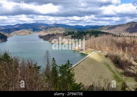 Panoramablick auf Lokvarsko See, schöne Berglandschaft, Lokve, Gorski kotar, Kroatien Stockfoto