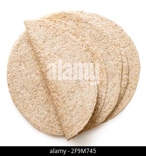 Gefaltete Tortilla auf einem Stapel von einfachen Dinkel- und Hafertortilla-Wraps isoliert auf Weiß. Draufsicht. Stockfoto