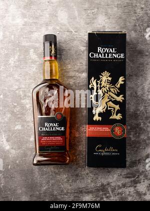 Assam, indien - 18. April 2021 : Royal Challenge Whisky Flasche Stock image. Stockfoto