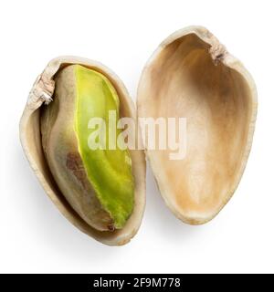 Einzelne offene Pistazie isoliert auf Weiß. Draufsicht. Stockfoto