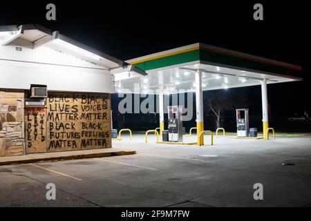 Brooklyn Center, USA. April 2021. Am 17. April 2020 wird in der Nähe der Polizeibehörde des Brooklyn Center eine Tankstelle verladen. Die Proteste wurden in der siebten Weihnacht fortgesetzt, nachdem der ehemalige Offizier Kim Porter den 20-jährigen Daunte Wright bei einem Verkehrsstopp getötet hatte. (Foto von Dominick Sokotoff/Sipa USA) Quelle: SIPA USA/Alamy Live News Stockfoto