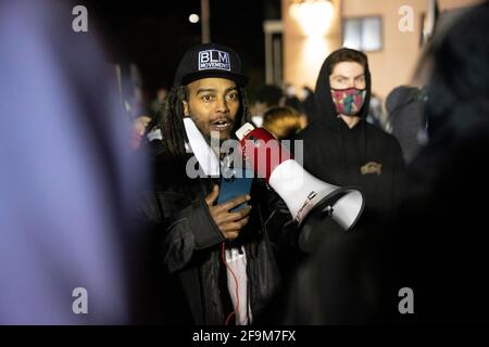 Brooklyn Center, USA. April 2021. Ein Protestler spricht am 17. April 2020 vor dem Polizeidezernat des Brooklyn Centers in ein Megaphon. Die Proteste wurden in der siebten Weihnacht fortgesetzt, nachdem der ehemalige Offizier Kim Porter den 20-jährigen Daunte Wright bei einem Verkehrsstopp getötet hatte. (Foto von Dominick Sokotoff/Sipa USA) Quelle: SIPA USA/Alamy Live News Stockfoto