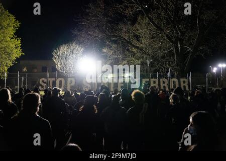 Brooklyn Center, USA. April 2021. Am 17. April 2020 versammelte sich eine Gruppe von Demonstranten vor der Polizeibehörde des Brooklyn Center. Die Proteste wurden in der siebten Weihnacht fortgesetzt, nachdem der ehemalige Offizier Kim Porter den 20-jährigen Daunte Wright bei einem Verkehrsstopp getötet hatte. (Foto von Dominick Sokotoff/Sipa USA) Quelle: SIPA USA/Alamy Live News Stockfoto