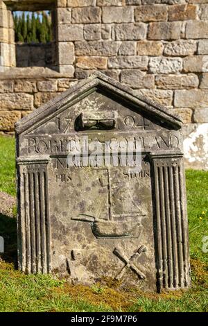 Nahaufnahme eines alten Grabsteines mit einer Schnitzerei eines Schiff in Culross West Kirk Church in Fife vorgestellt in Staffel 1 der Outlander TV-Serie Stockfoto