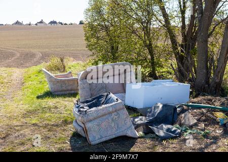 Deponierte Möbel auf dem Land Stockfoto