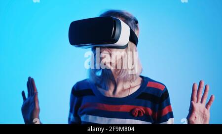 Alte Rentnerin erlebt virtuelle Realität. Hochwertige Fotos Stockfoto