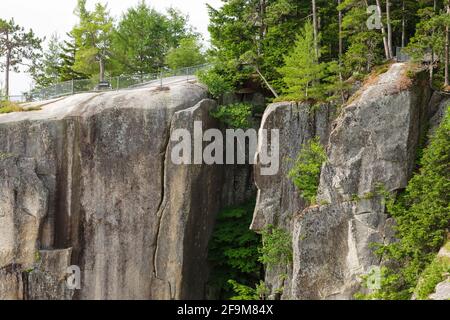 Die Spitze der Cathedral Ledge in Bartlett, New Hampshire. Cathedral Ledge ist ein beliebtes Klettergebiet in New Hampshire. Stockfoto