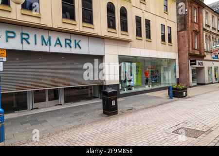 Primark Store mit seinen Rollläden bis zur Hälfte der Fertigzeit Zum erneuten Öffnen nach der Sperre Stockfoto