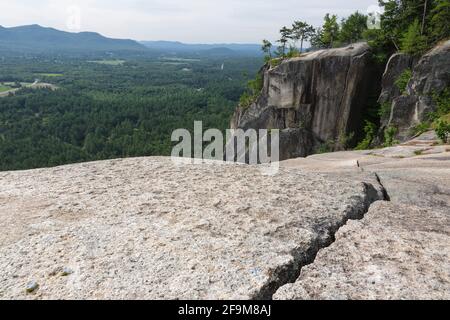 Die Spitze der Cathedral Ledge in Bartlett, New Hampshire. Cathedral Ledge ist ein beliebtes Klettergebiet in New Hampshire. Stockfoto