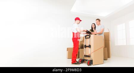 Bote, die Boxen bringen junges Paar im neuen Zuhause Stockfoto
