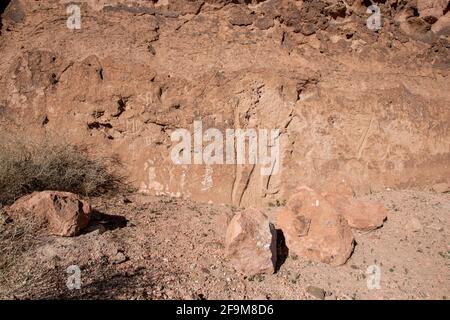 Chidago Canyon ist ein natürlicher vulkanischer Canyon in Mono County, CA, USA, der breit genug ist, um mit einem Fahrzeug gleichzeitig durchzufahren. Stockfoto