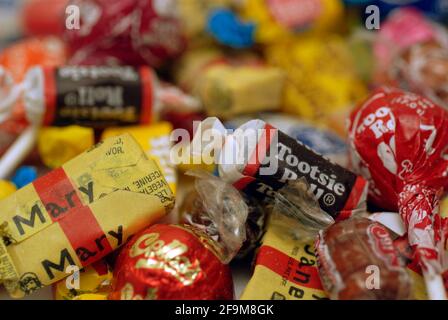 New York, USA. August 2007. Eine Auswahl an einzeln verpackten Bonbons mit einer Portion einschließlich Tootsie Rolls. (Foto byÊ Richard B. Levine) Quelle: SIPA USA/Alamy Live News Stockfoto